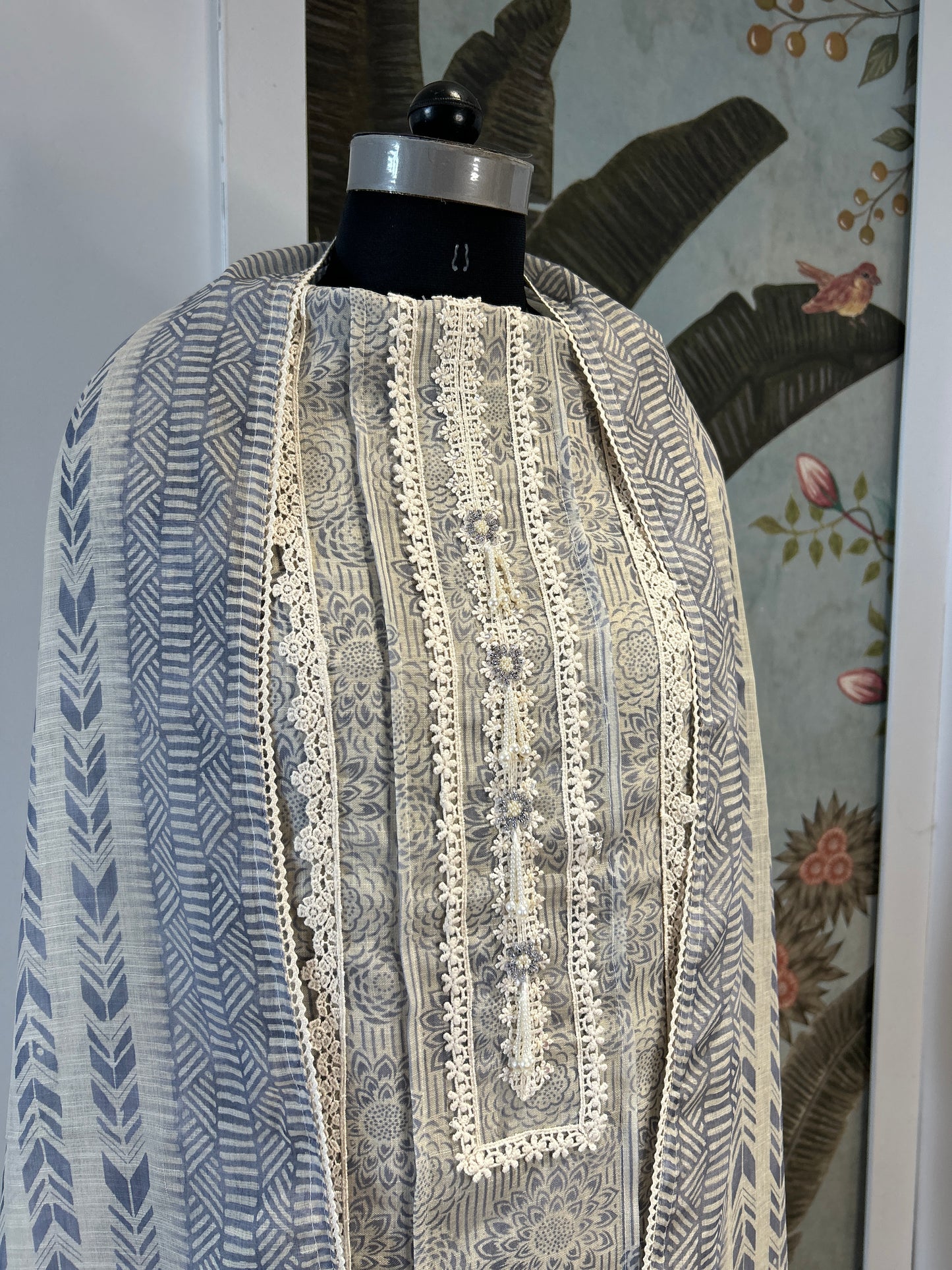 GRACEFUL GREY